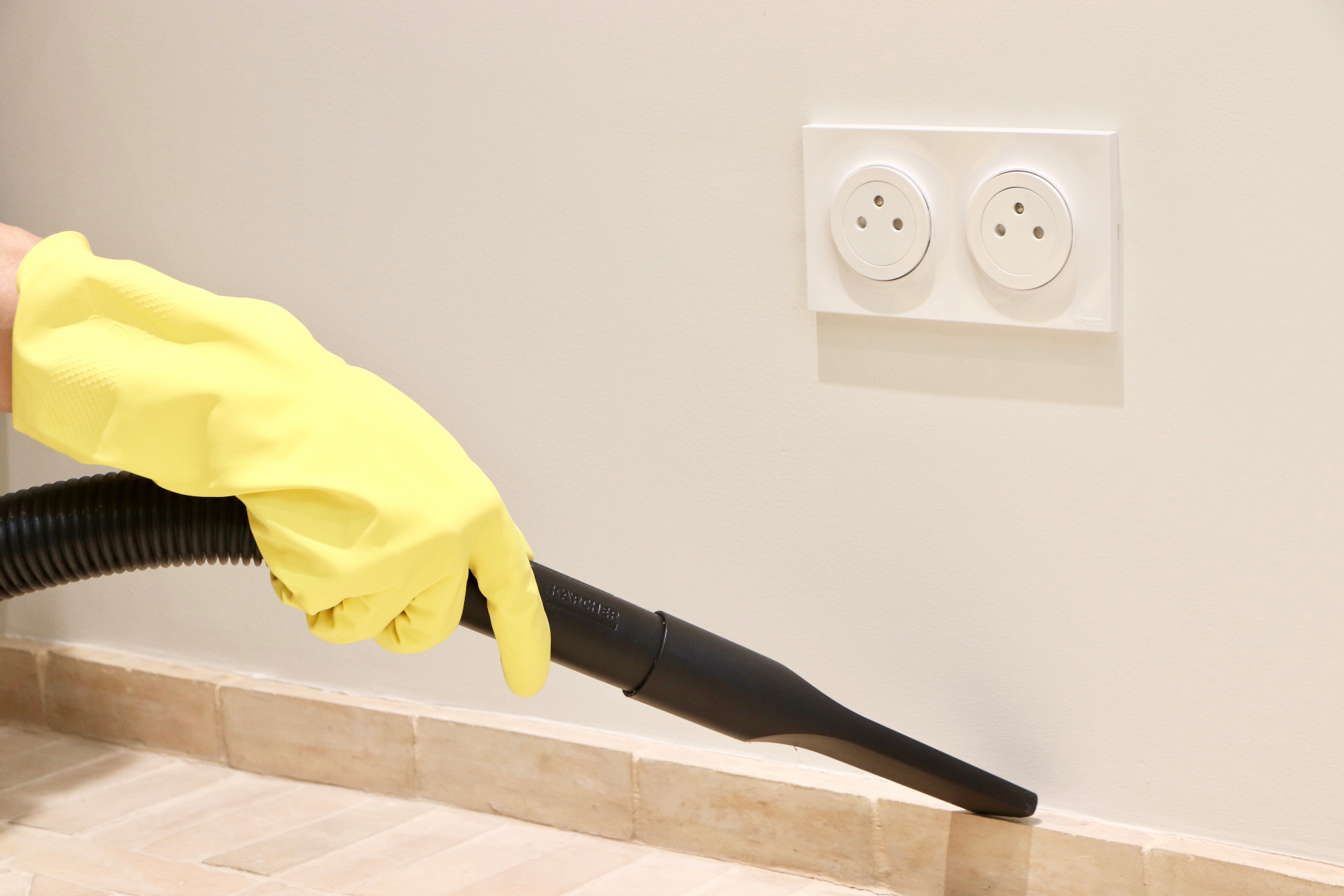 Aspiration minutieuse des plinthes et recoins
